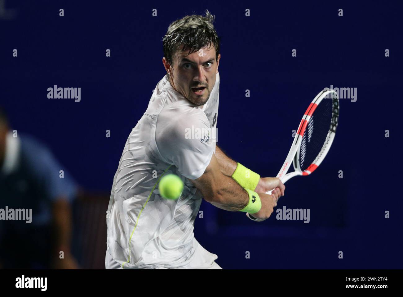 Acapulco, Messico. 28 febbraio 2024. Sebastian Ofner dell'Austria torna in campo durante la partita del 16° turno maschile contro Alex De Minaur dell'Australia al torneo ATP Mexican Open 2024 di Acapulco, Messico, 28 febbraio 2024. Crediti: Francisco Canedo/Xinhua/Alamy Live News Foto Stock