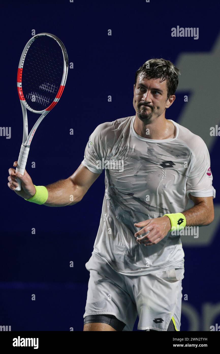 Acapulco, Messico. 28 febbraio 2024. Sebastian Ofner dell'Austria reagisce durante la partita del 16° turno maschile contro Alex De Minaur dell'Australia al torneo ATP Mexican Open 2024 ad Acapulco, Messico, 28 febbraio 2024. Crediti: Francisco Canedo/Xinhua/Alamy Live News Foto Stock