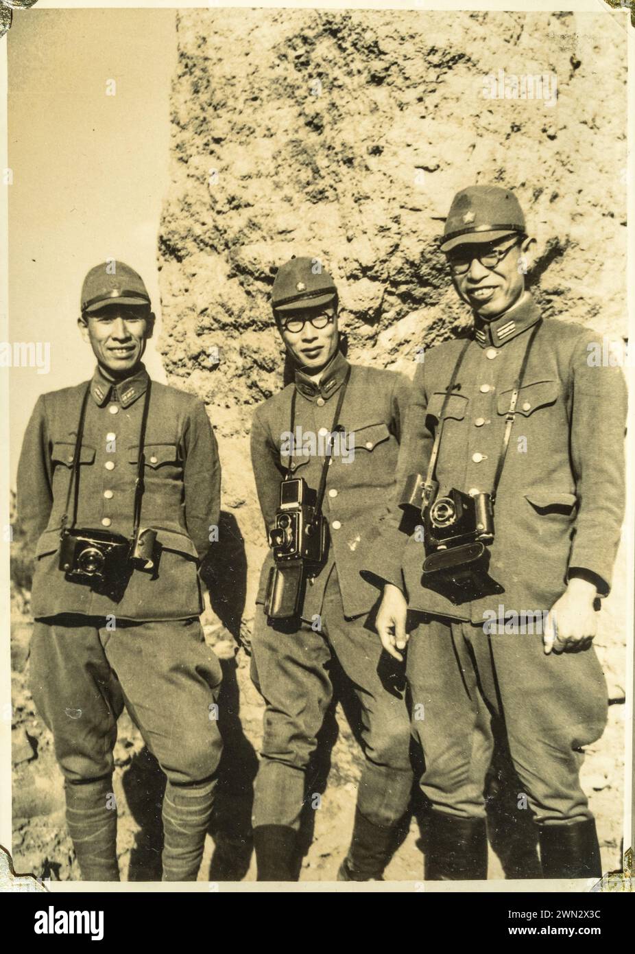 Nei primi anni '1940, tre ufficiali medici militari giapponesi, ciascuno con una macchina fotografica sul petto, posano per una foto di gruppo a Nanchino, in Cina, che Foto Stock