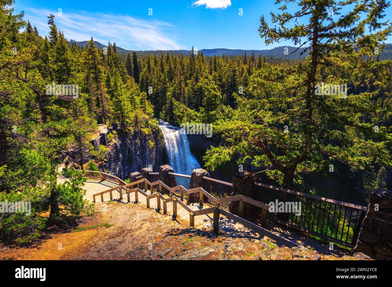 Cascate di Salt Creek con ringhiera in legno nell'Oregon, Stati Uniti Foto Stock