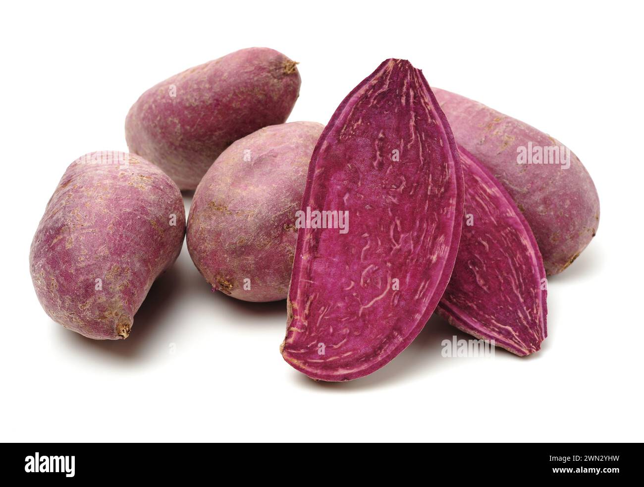 Colore porpora Patate dolci su sfondo bianco Foto Stock