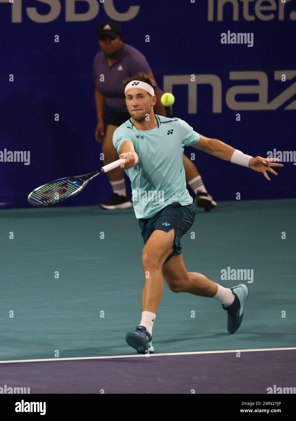 Acapulco, Messico. 28 febbraio 2024. Casper Ruud di Norvegia torna al secondo turno maschile contro Dusan Lajovic di Serbia al torneo ATP Mexican Open 2024 di Acapulco, Messico, 28 febbraio 2024. Crediti: Li Mengxin/Xinhua/Alamy Live News Foto Stock