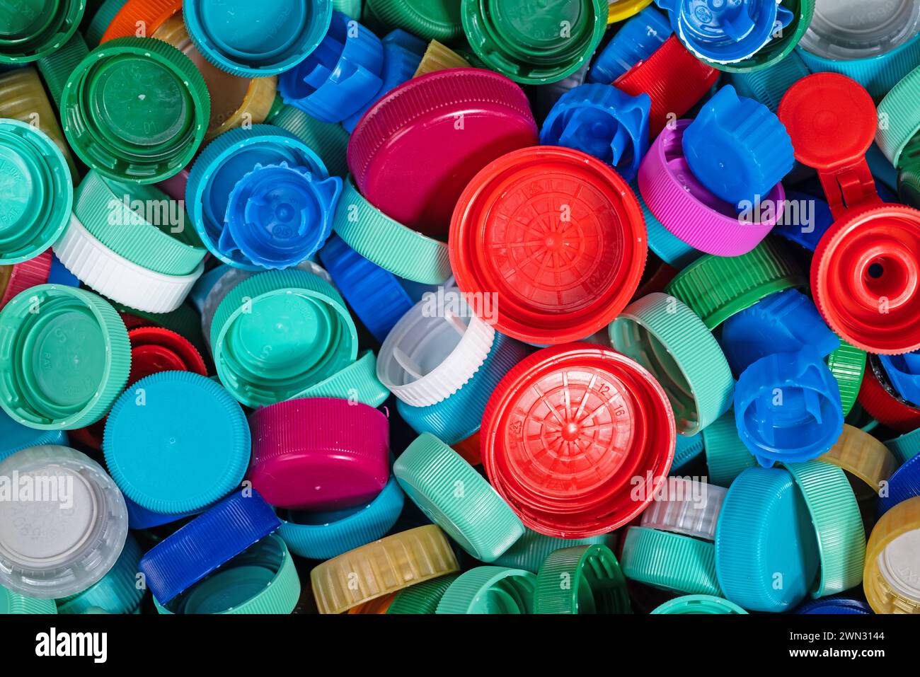 Vari tappi a vite e tappi in plastica per il riciclaggio Foto Stock