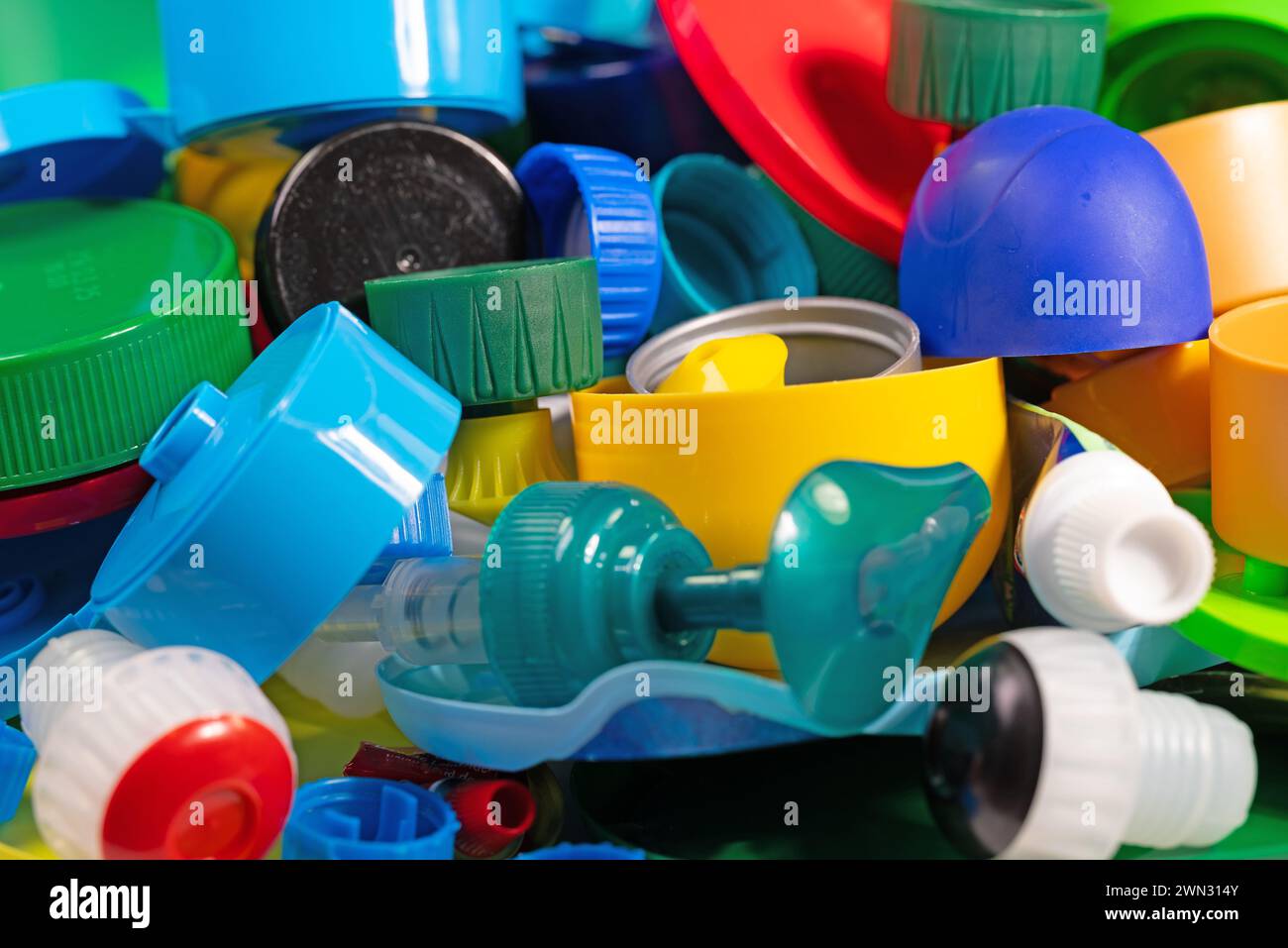 Vari tappi a vite e tappi in plastica per il riciclaggio Foto Stock