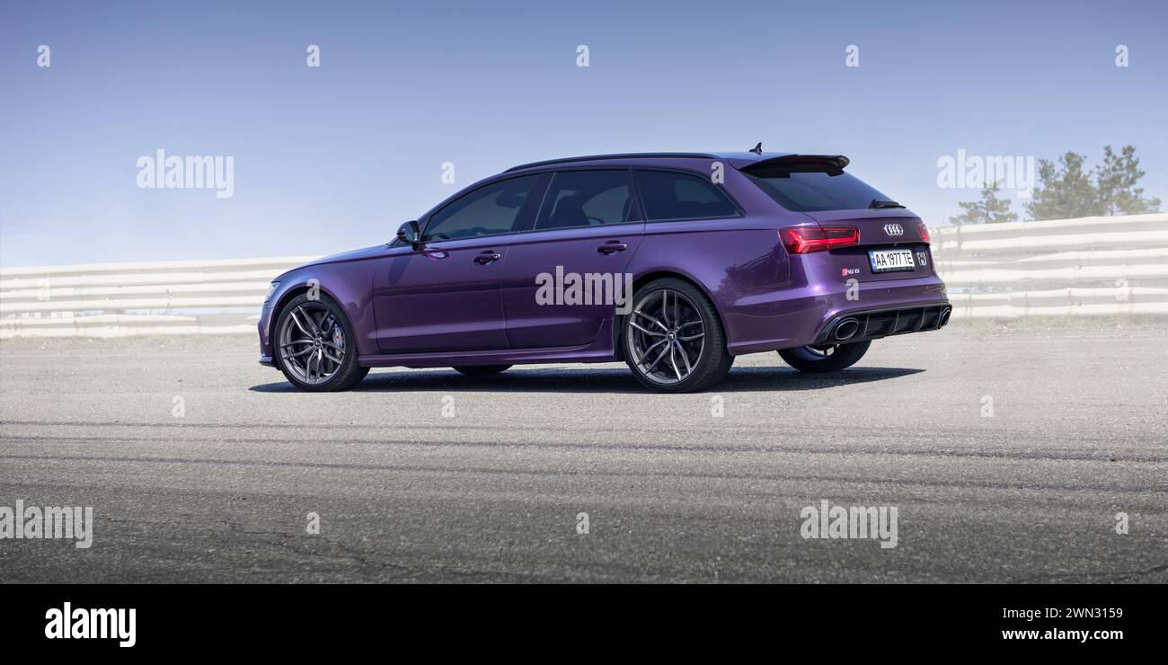 Merlin Purple Audi RS6 in pista. Vista posteriore di tre quarti della versione Performance dell'Audi A6 Avant (generazione C6) in curva. Foto Stock