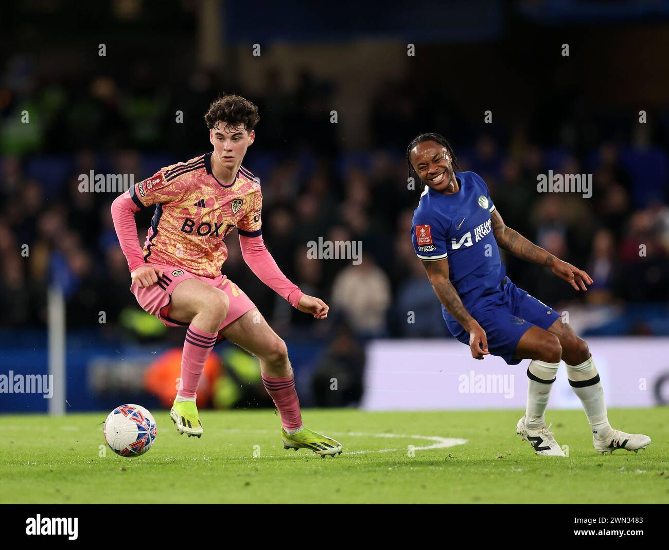 Londra, Regno Unito. 28 febbraio 2024. Raheem Sterling del Chelsea con Archie Gray del Leeds United durante la partita di fa Cup a Stamford Bridge, Londra. Il credito per immagini dovrebbe essere: David Klein/Sportimage Credit: Sportimage Ltd/Alamy Live News Foto Stock