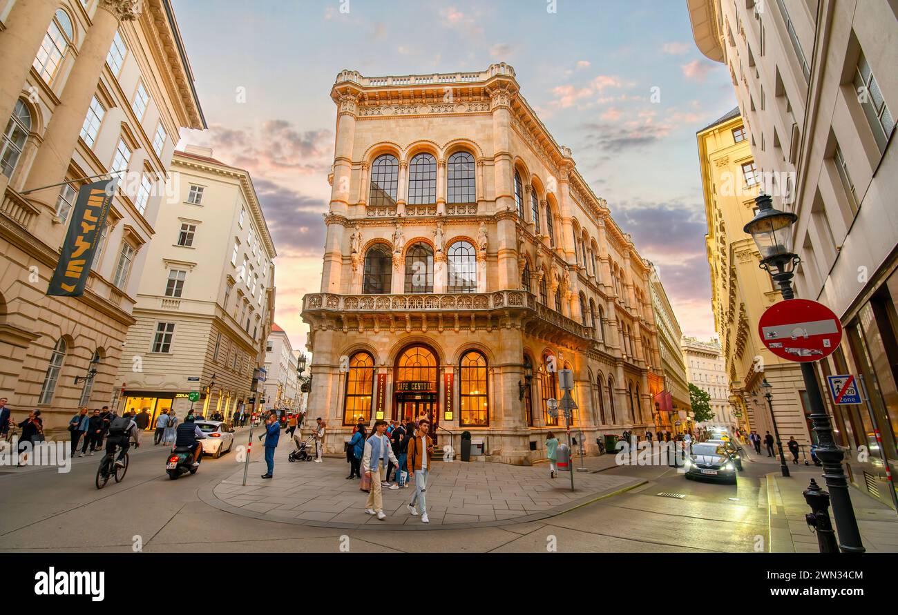 Vienna, Austria. Entrata del famoso 'Cafe Central', una delle caffetterie tradizionali piu' antiche di Vienna Foto Stock