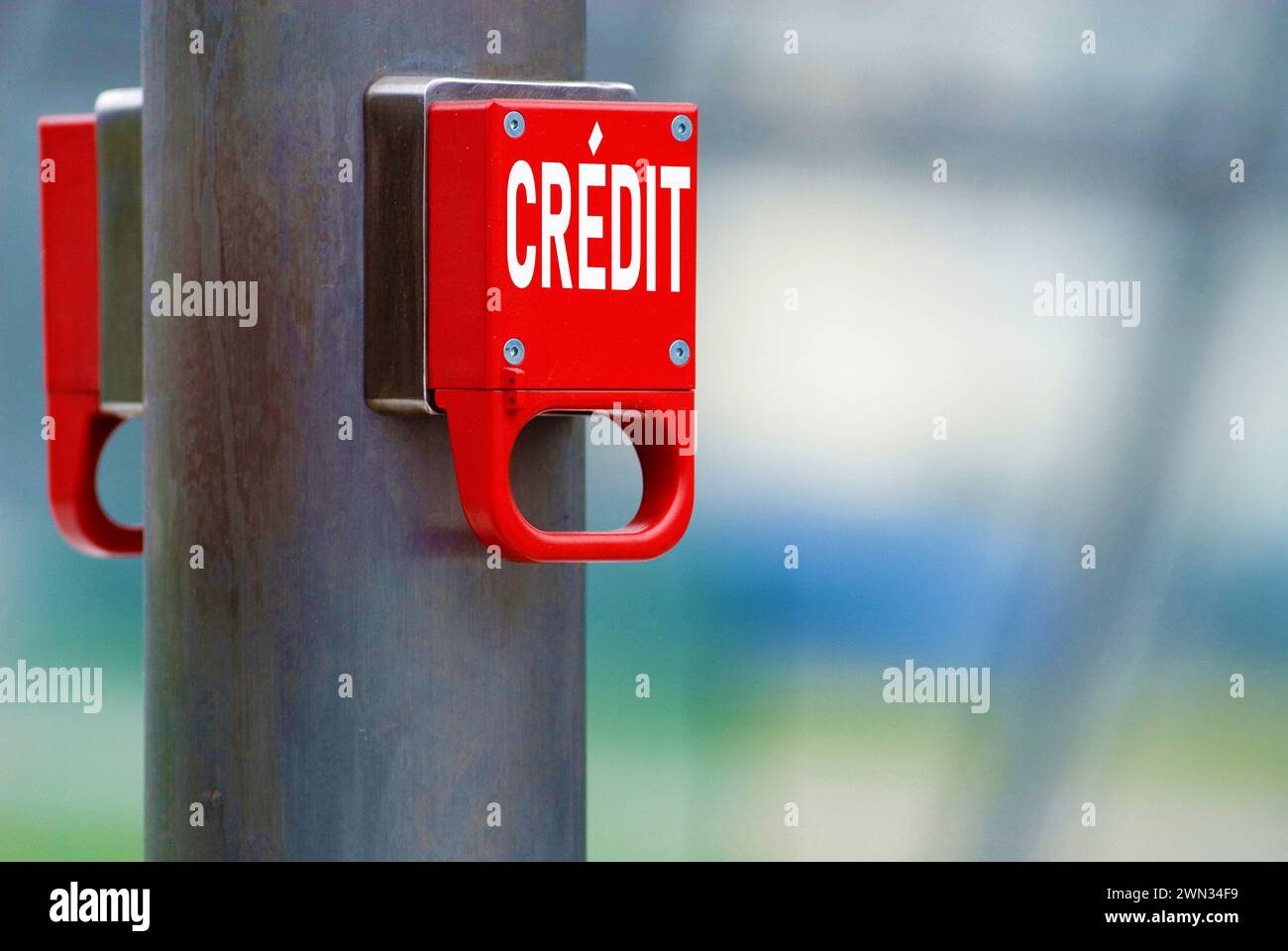 Freno di emergenza con la parola francese credito, debito, soffitto, montagna, mucchio, riduzione, onere Foto Stock