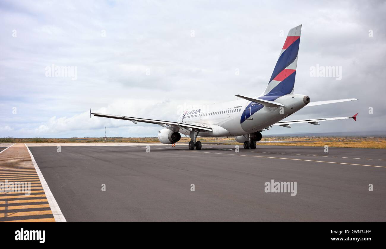 Isola di Baltra, Ecuador - 12 luglio 2023: Airbus A319 LATAM Airlines sulla pista dell'aeroporto ecologico Seymour Galapagos. Foto Stock