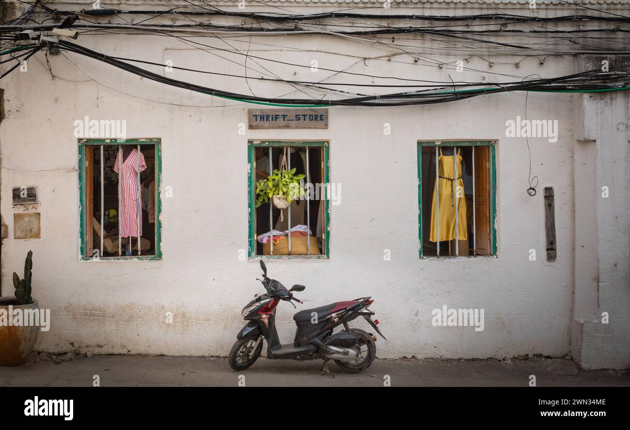 Un negozio chiamato "Thrift Store" che vende abiti di seconda mano a Stone Town, Zanzibar, Tanzania Foto Stock