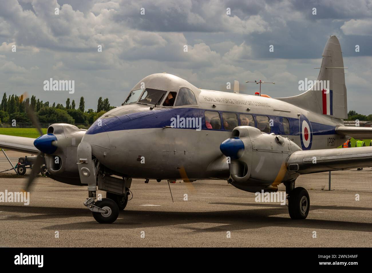 Uno storico ex RAF DH-104 Devon C.2 aereo leggero sul terreno presso l'aeroporto di Coventry, Regno Unito Foto Stock