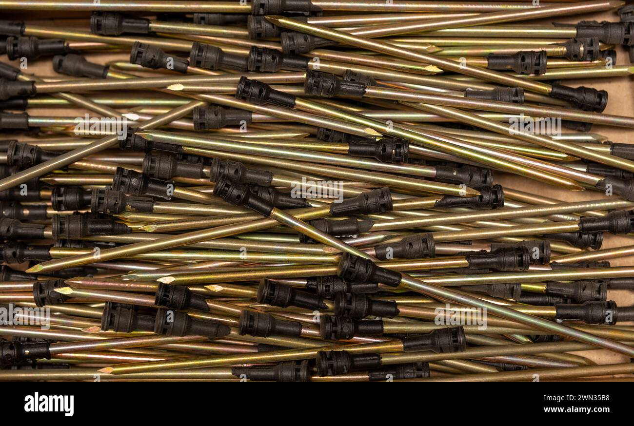 Fondo con chiodi in acciaio, parte di supporti termoisolanti. Tassello fungo - il nome dell'elemento di fissaggio: Tassello per isolamento termico, tassello a disco, Foto Stock