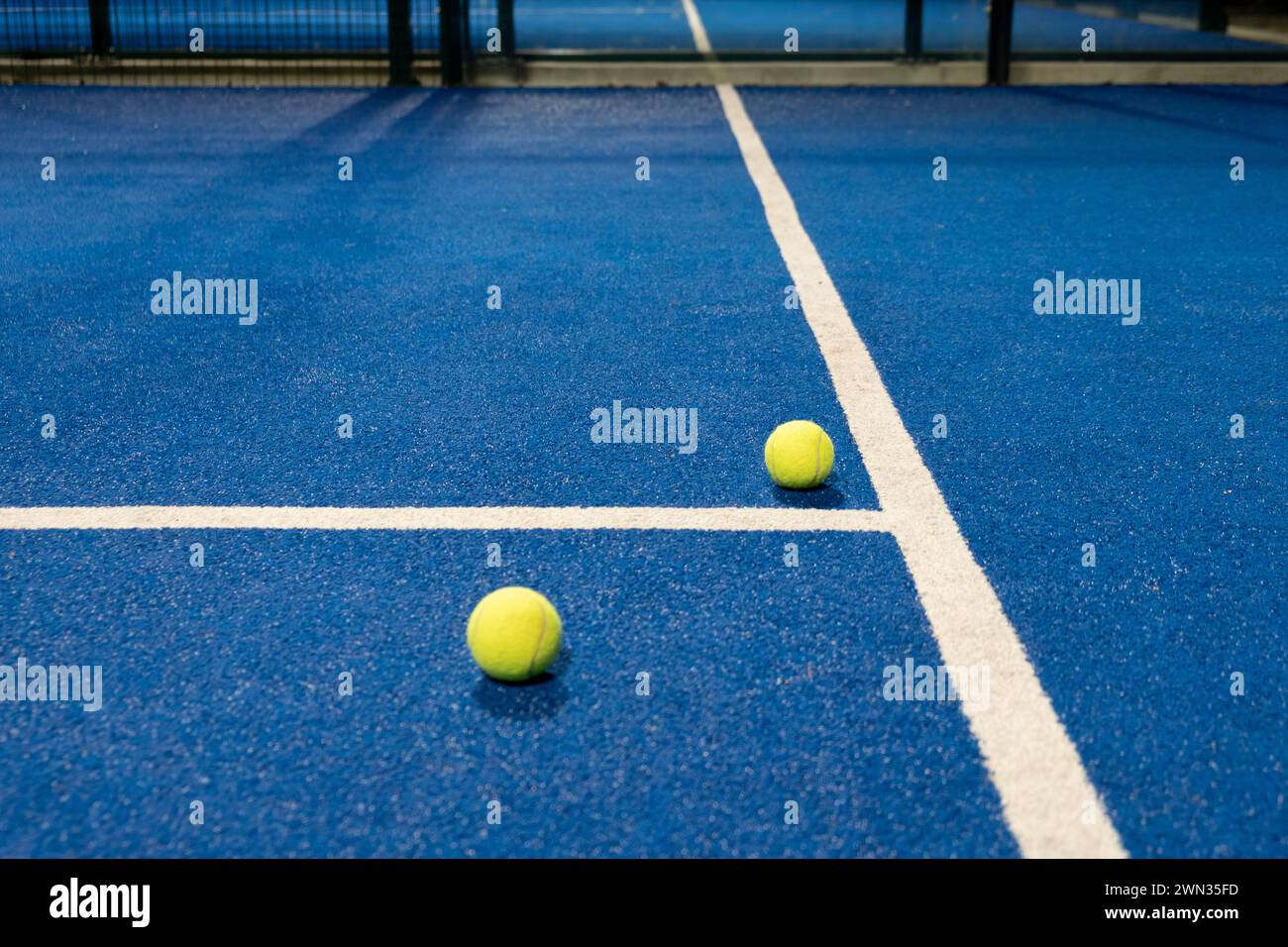 concentrazione selettiva, due palline su un campo da paddle tennis di notte, racchette sportive Foto Stock