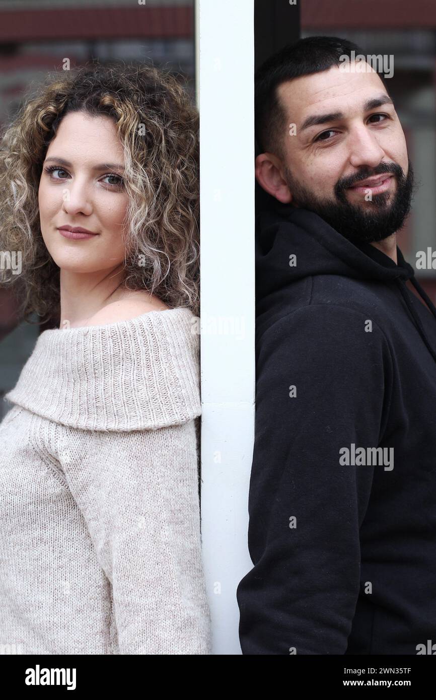 Un paio dietro l'altro con un muro bianco tra di loro Foto Stock
