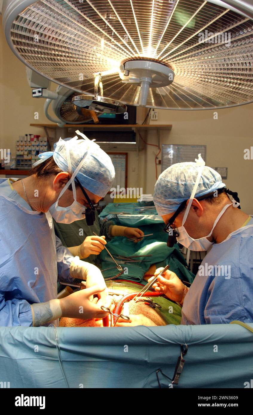 Il chirurgo Cirro Campanella, a sinistra, esegue un intervento chirurgico a cuore aperto presso l'Edinburgh Royal Infirmary, in Scozia. Foto Stock