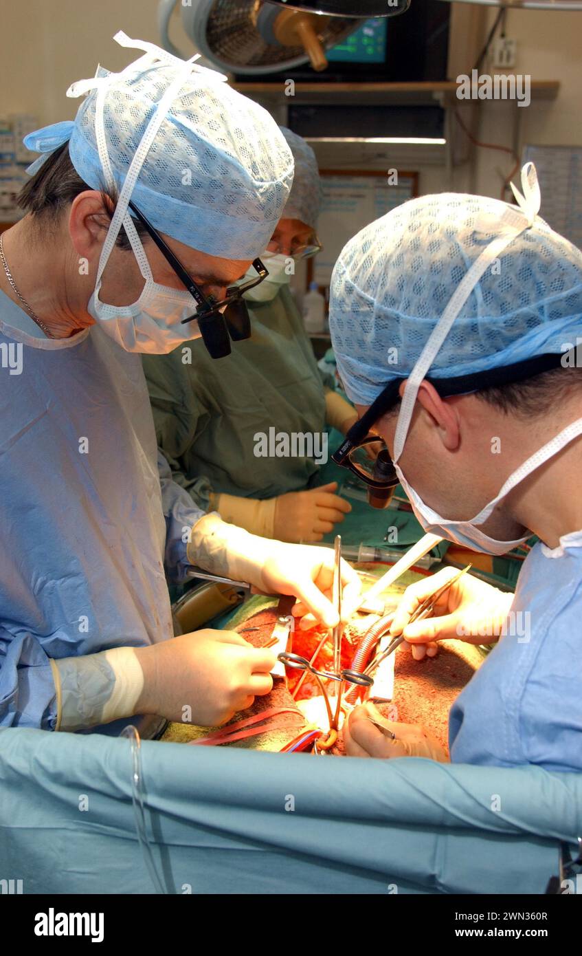 Il chirurgo Cirro Campanella, a sinistra, esegue un intervento chirurgico a cuore aperto presso l'Edinburgh Royal Infirmary, in Scozia. Foto Stock