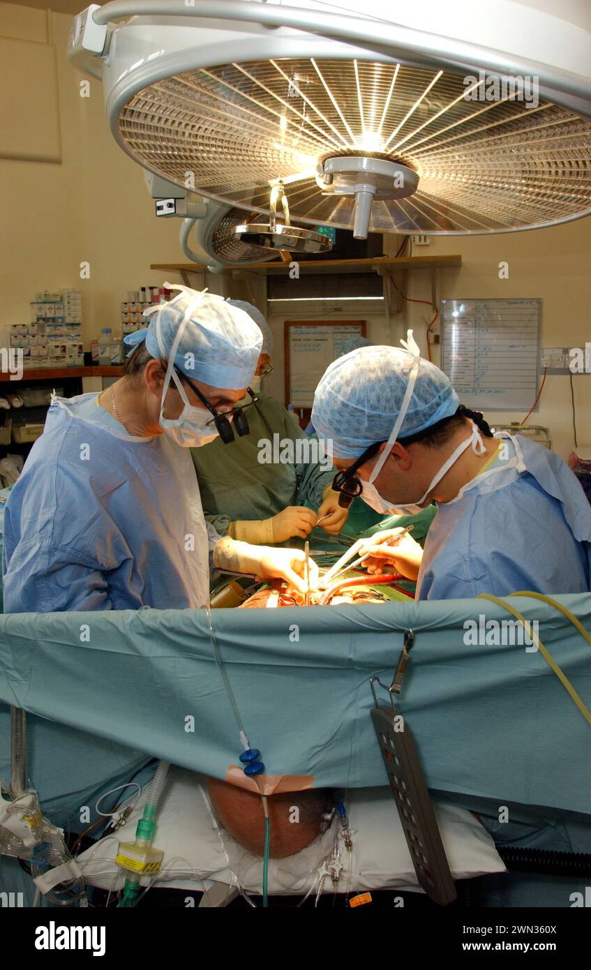 Il chirurgo Cirro Campanella, a sinistra, esegue un intervento chirurgico a cuore aperto presso l'Edinburgh Royal Infirmary, in Scozia. Foto Stock