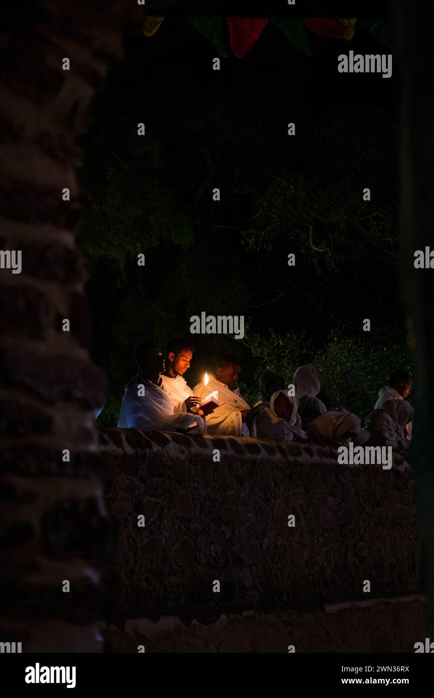 GONDAR, ETIOPIA - 19 GENNAIO 2019: Persone che pregano la notte prima del festival Timkat al Fasilides Bath di Gondar, Etiopia Foto Stock