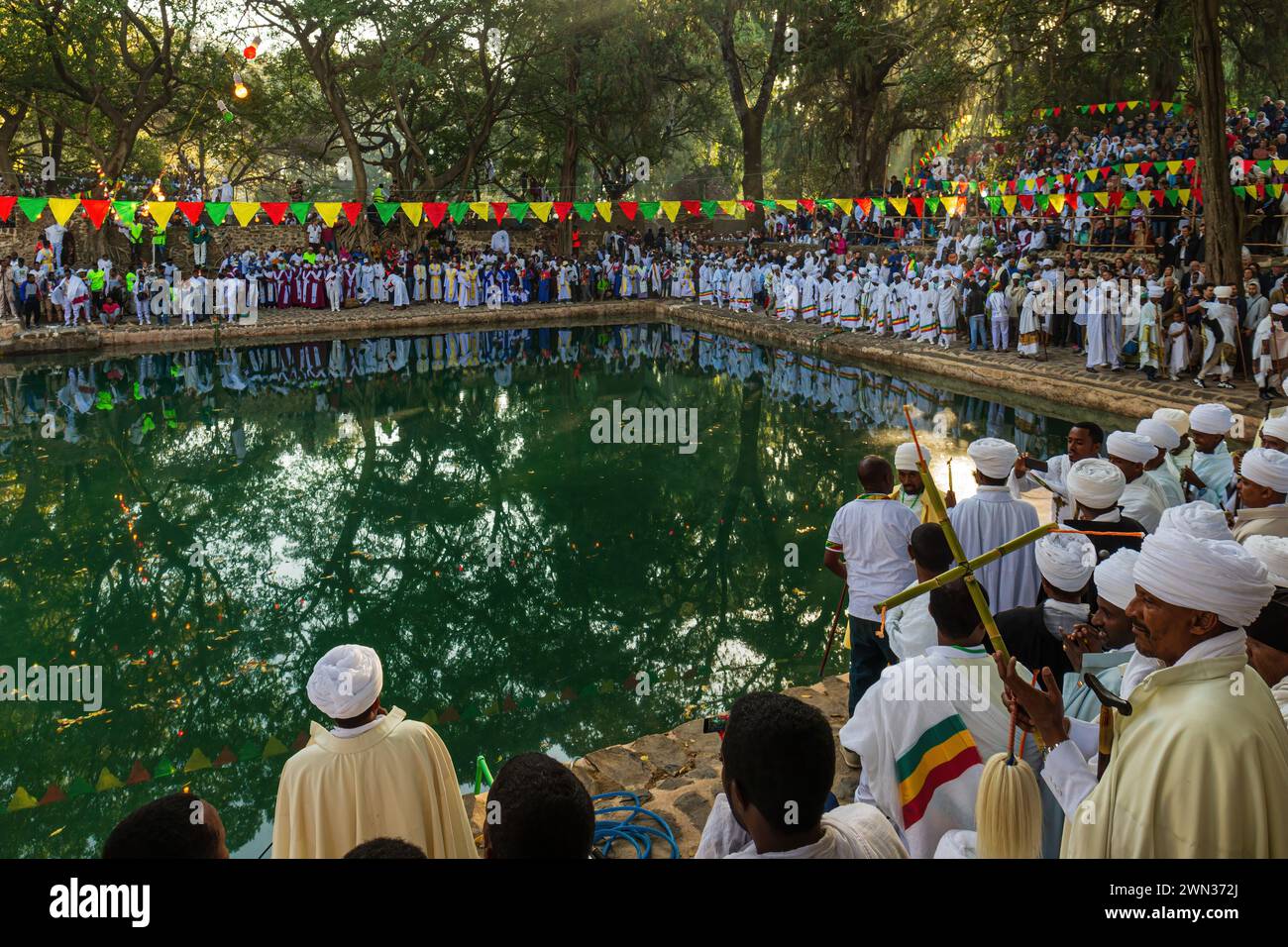 GONDAR, ETIOPIA - 19 GENNAIO 2019: La gente si riunisce al festival di Timkat a Fasilides Bath a Gondar, Etiopia Foto Stock