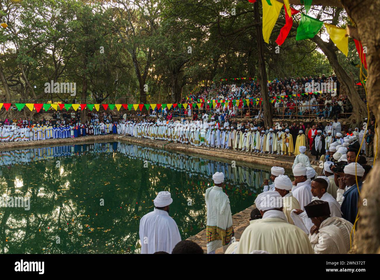 GONDAR, ETIOPIA - 19 GENNAIO 2019: La gente si riunisce al festival di Timkat a Fasilides Bath a Gondar, Etiopia Foto Stock
