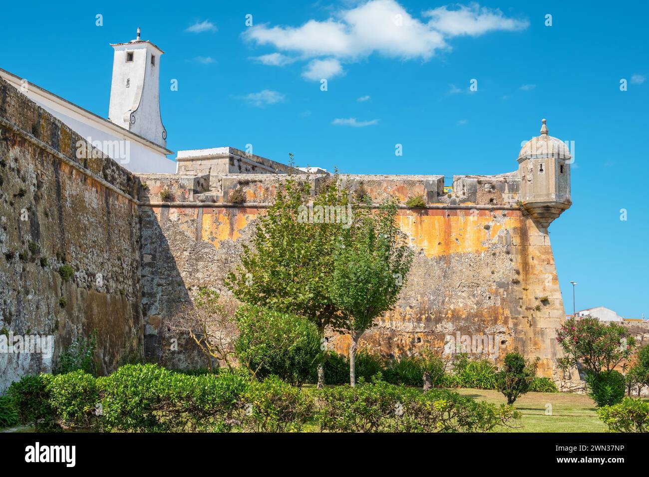 Mura difensive e bastioni della fortezza medievale di Peniche. Leiria, Portogallo Foto Stock