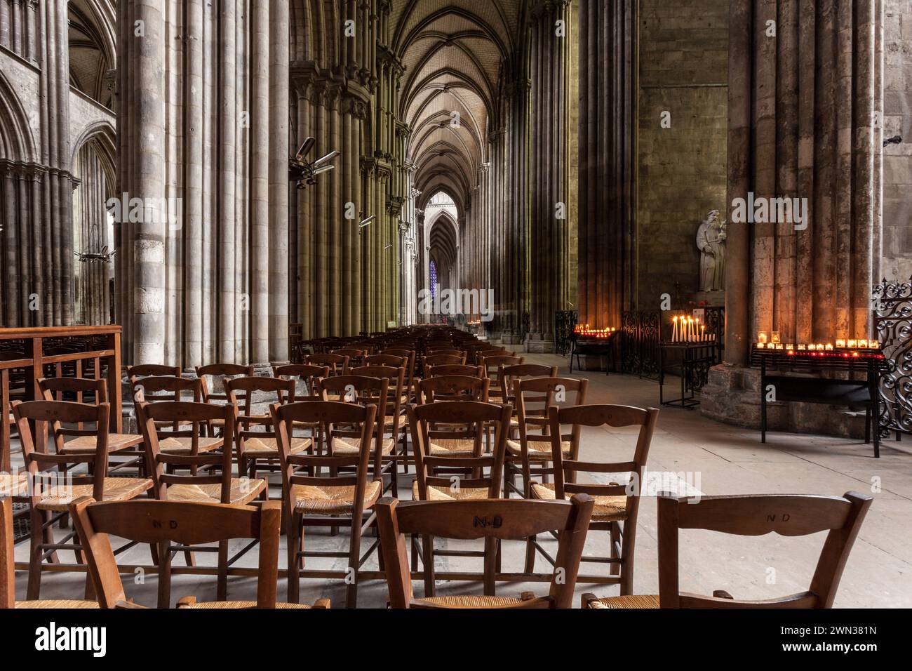 Navata centrale della cattedrale gotica di Rouen Foto Stock