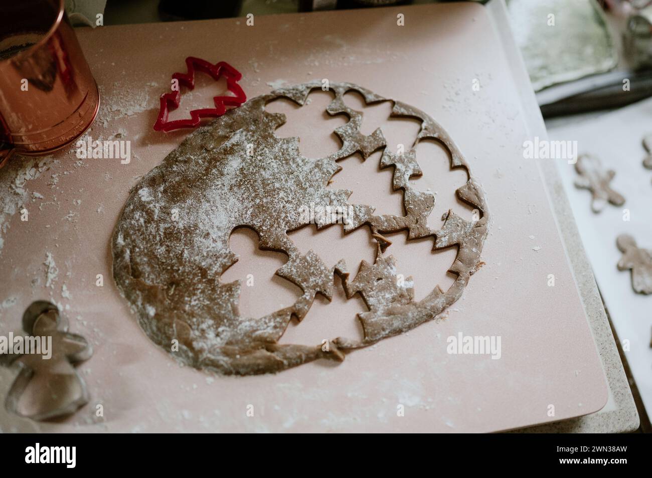 Il calore e le feste allietano con i biscotti di pan di zenzero, perfetti per i momenti dolci con i propri cari Foto Stock