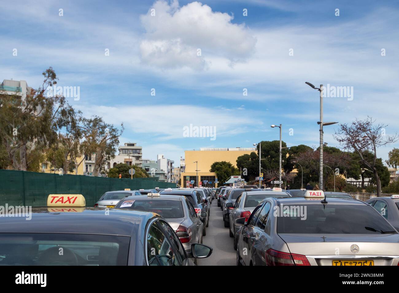 Marcia e protesta dei tassisti a Heraklion, Creta, per i loro diritti dei lavoratori. Posto di blocco nel centro della città di fronte al Museo Archeologico Foto Stock