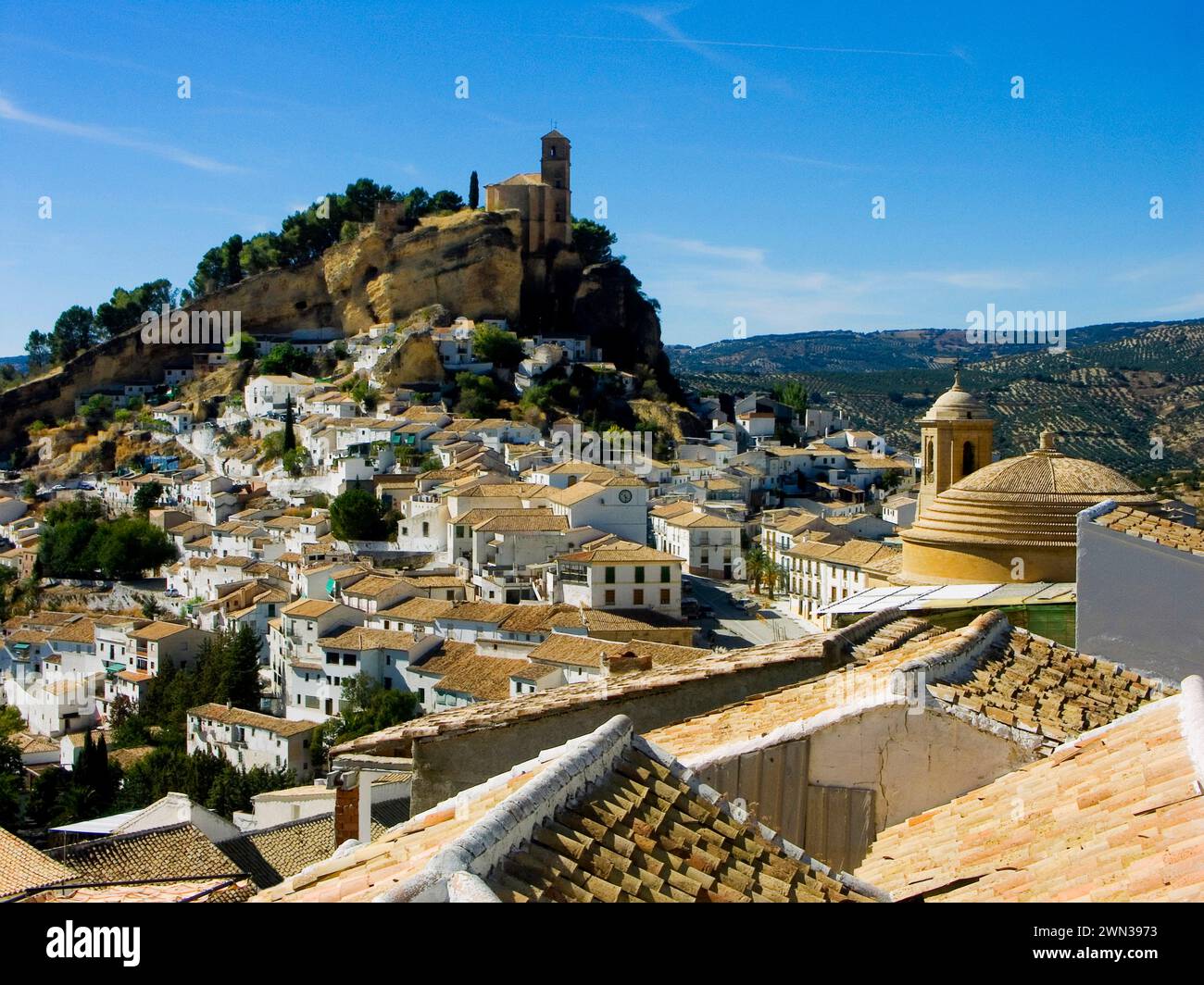 Montefrio, Spagna, le rovine di un castello moresco si trovano vicino al punto più alto. Montefrio fu la principale fortezza di frontiera dei Mori nel XV secolo Foto Stock