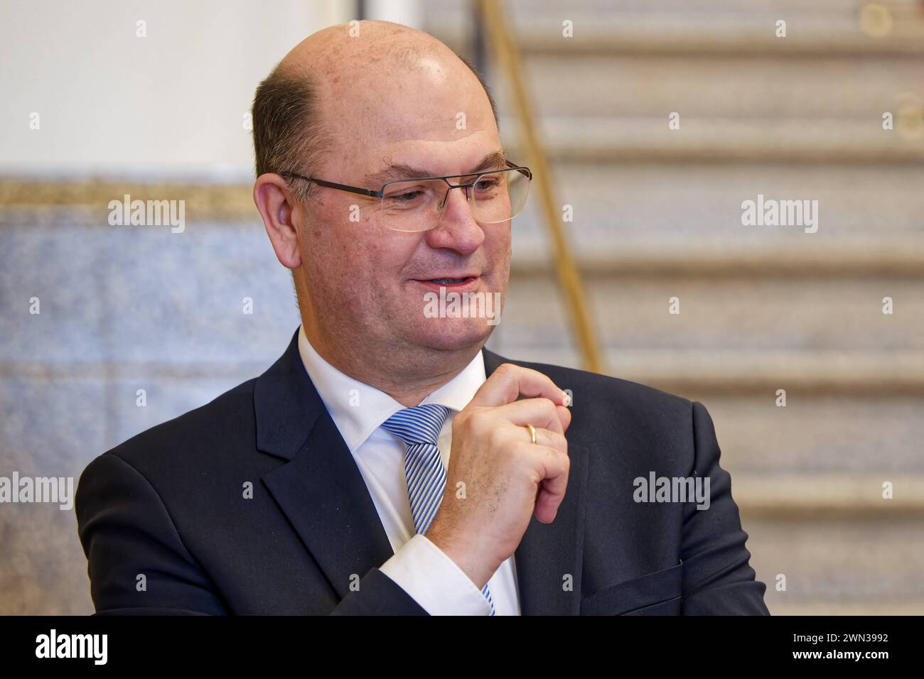 Staatsminister Albert Füracker, CSU. Der bayerische Finanzminister Albert Füracker , CSU, im Bayerischen Landtag. München Bayern Deutschland *** Ministro di Stato Albert Füracker , CSU il Ministro delle finanze bavarese Albert Füracker , CSU, nel Parlamento di Stato bavarese Monaco di Baviera Germania Copyright: XRolfxPossx Foto Stock