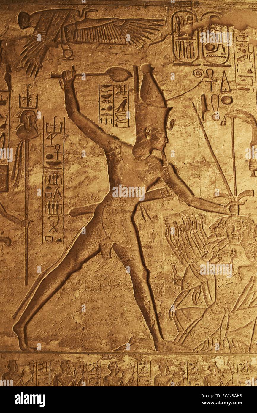 Immagine e geroglifici del grande Tempio di Ramses II ad Abu Simbel. Sollievo del faraone egiziano. Famosi monumenti egiziani. Antico Egitto. Vuoto Foto Stock