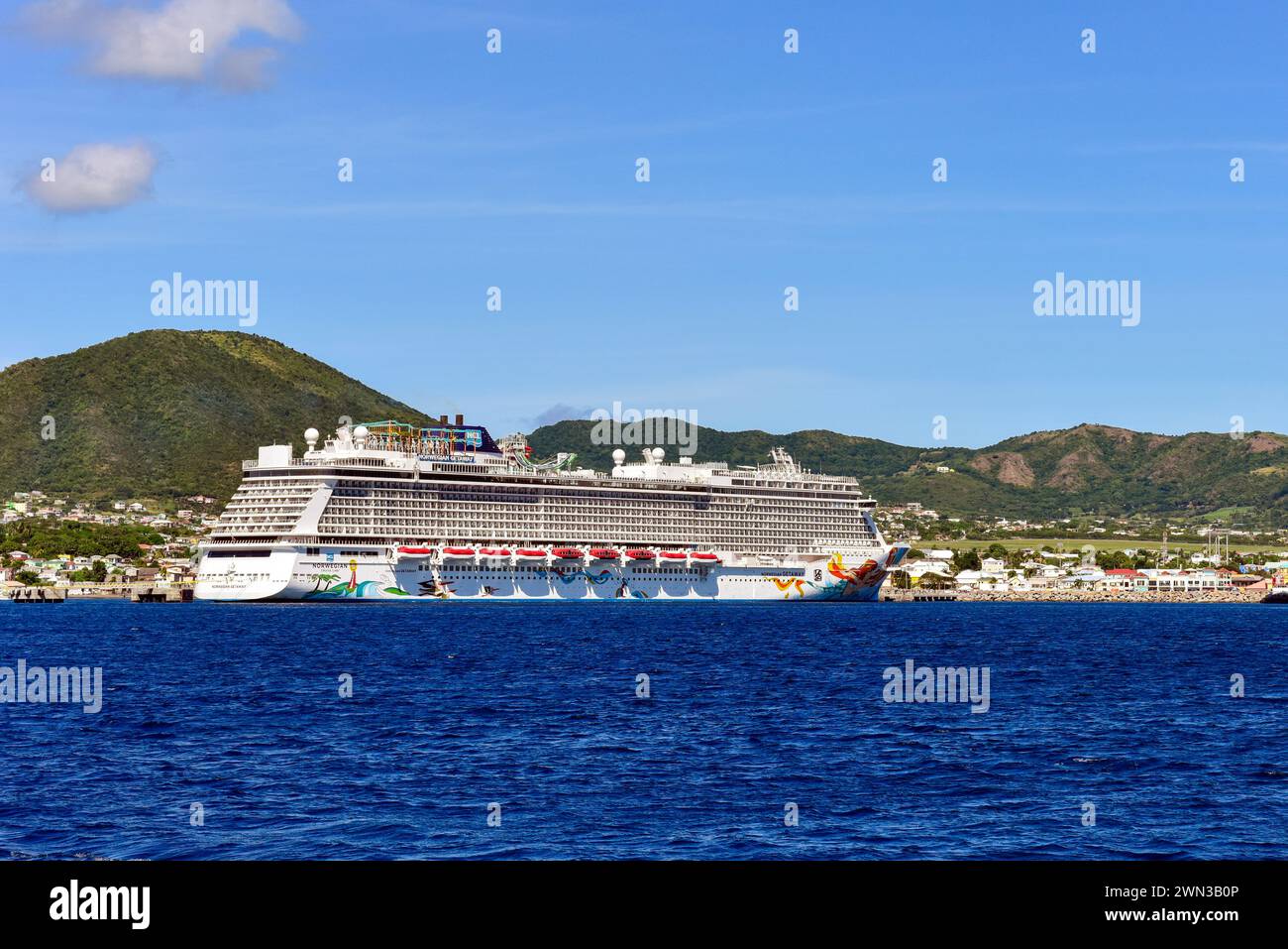 Norwegian Getaway Cruise Line attraccata alle isole dei Caraibi a St Kitts Foto Stock