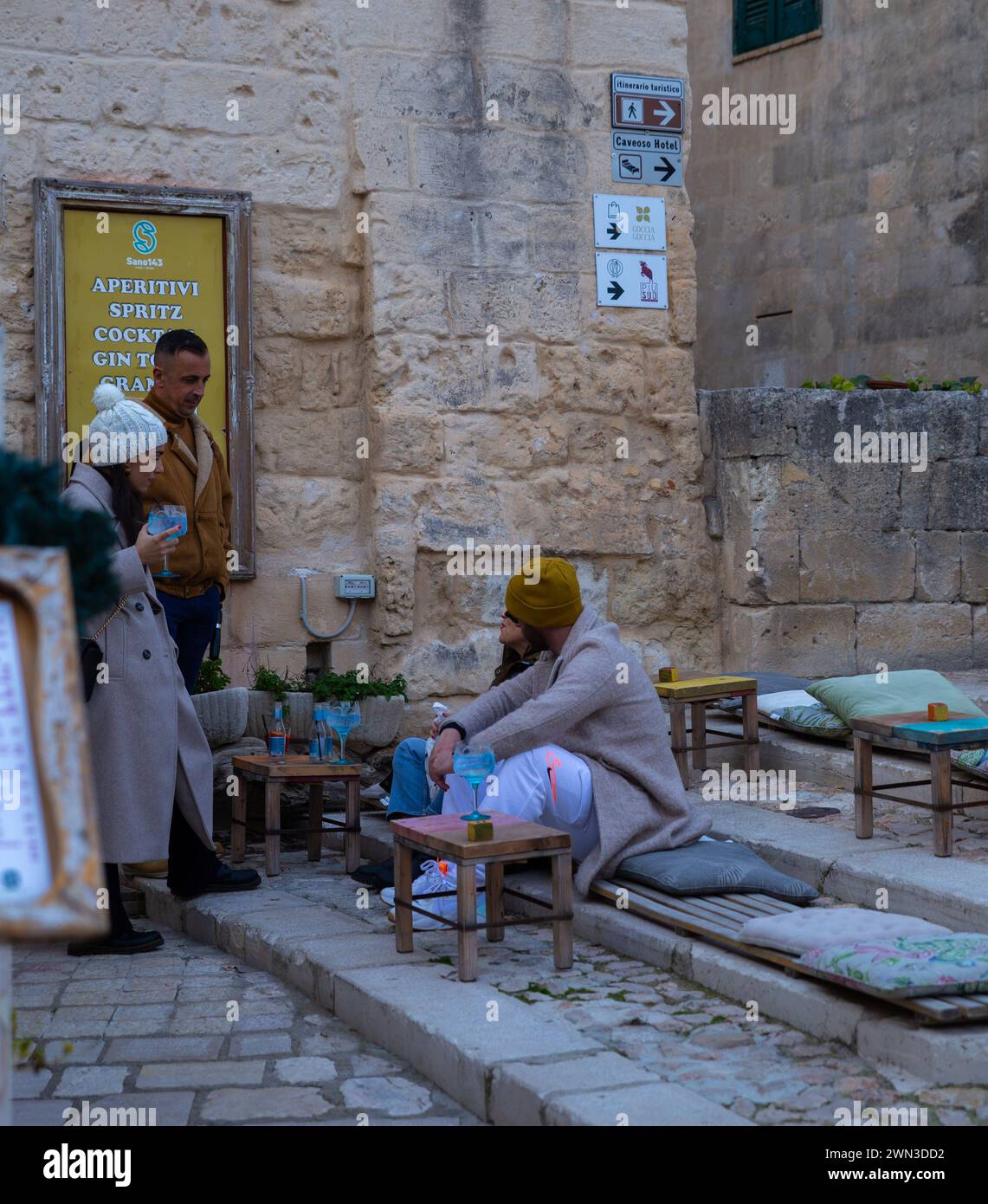 Matera, Italia–30 dicembre 2023: I turisti godono di vacanze invernali in un bar all'aperto/caffetteria Foto Stock