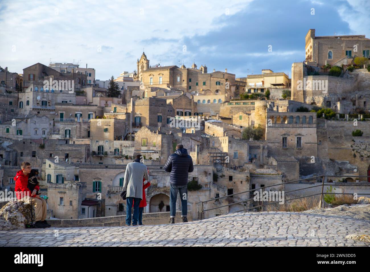 Matera, Italia – 30 dicembre 2023: Turisti e Matera sassi sullo sfondo Foto Stock