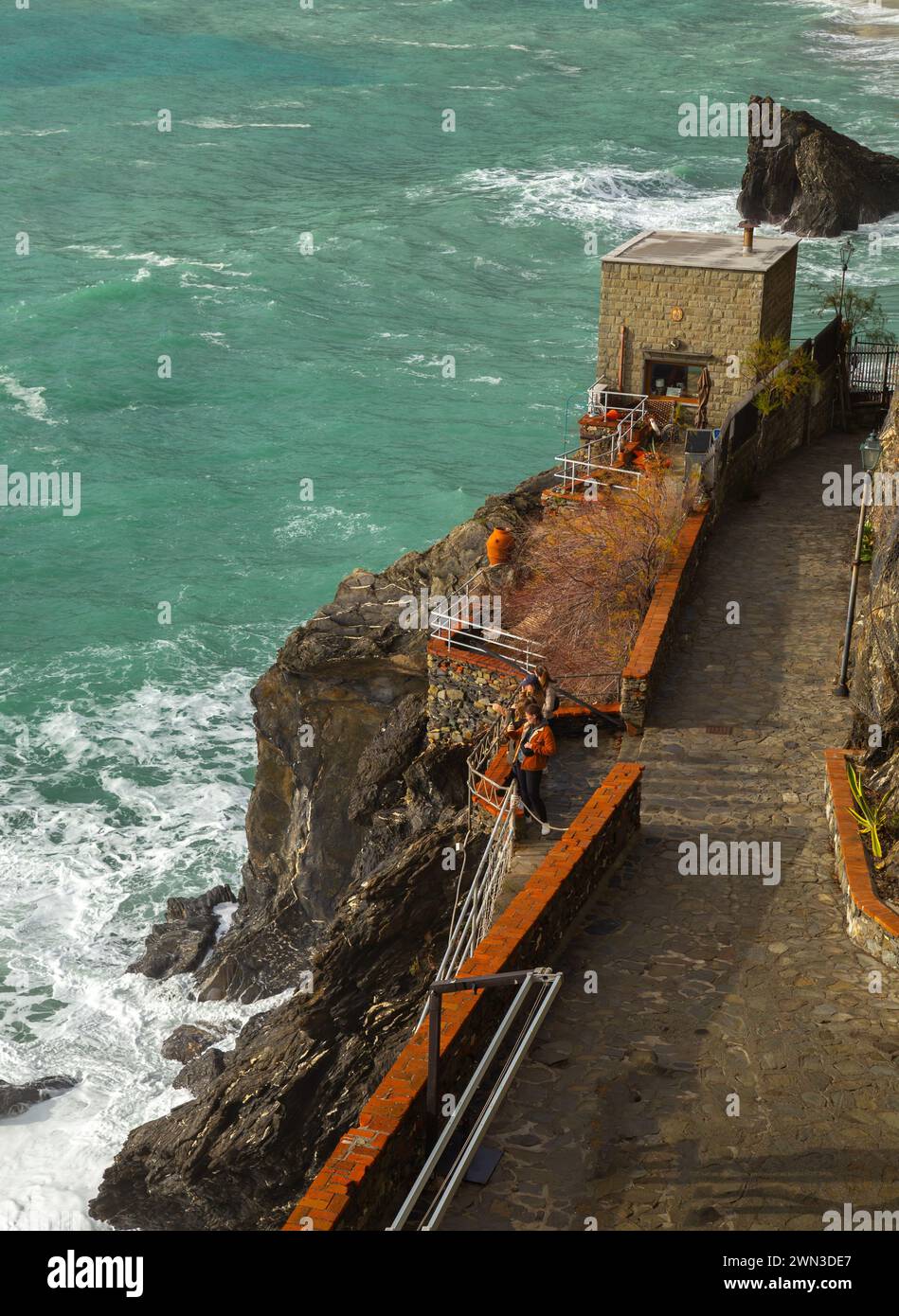Cinque Terre, Italia - 03 gennaio 2024: Turisti sul sentiero costiero di Monterosso Foto Stock