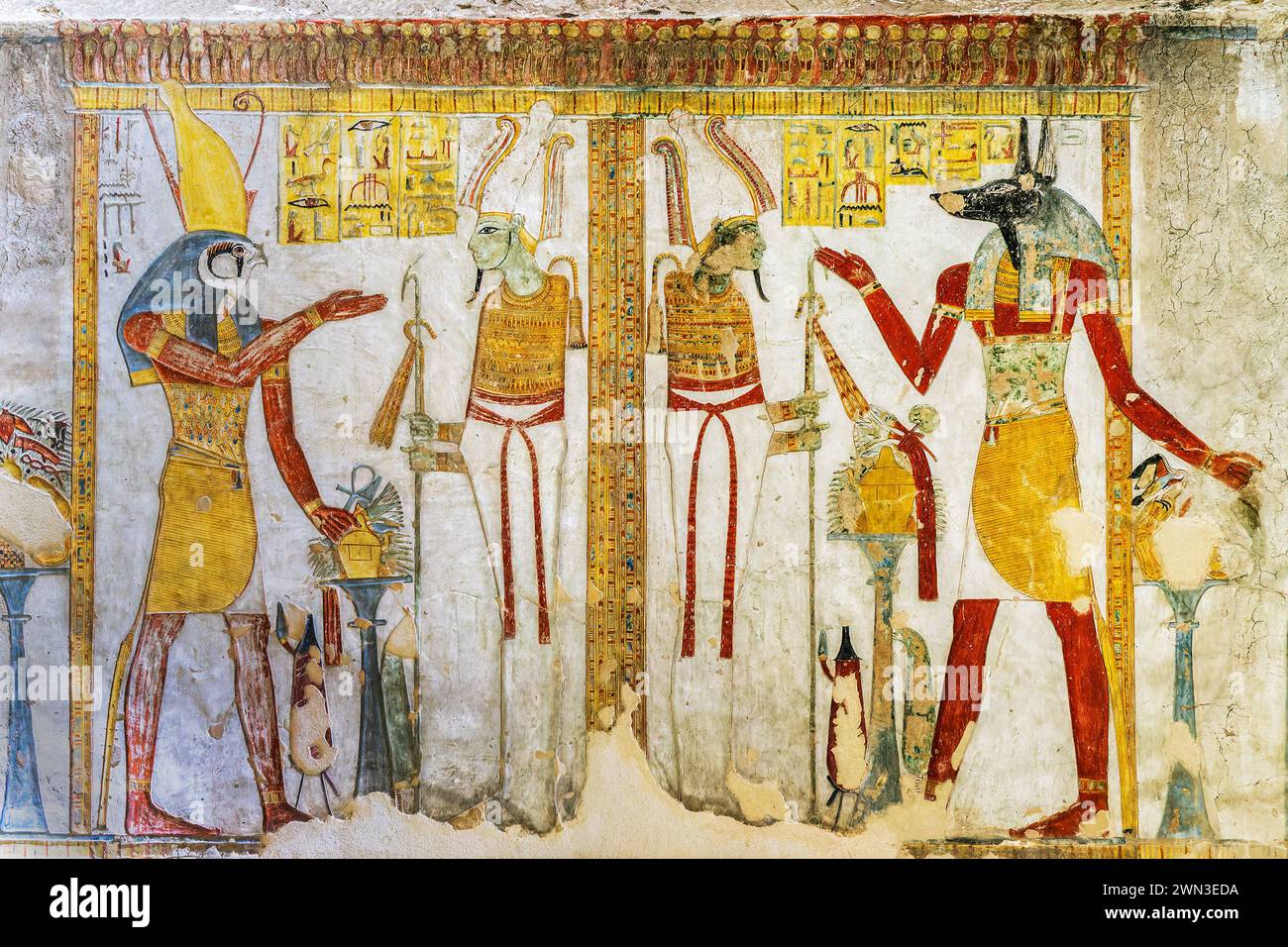 Primo piano di pitture colorate degli dei egiziani a Tausert e alla tomba di Setnakht nella Valle dei Re, sponda occidentale di Luxor, Egitto Foto Stock