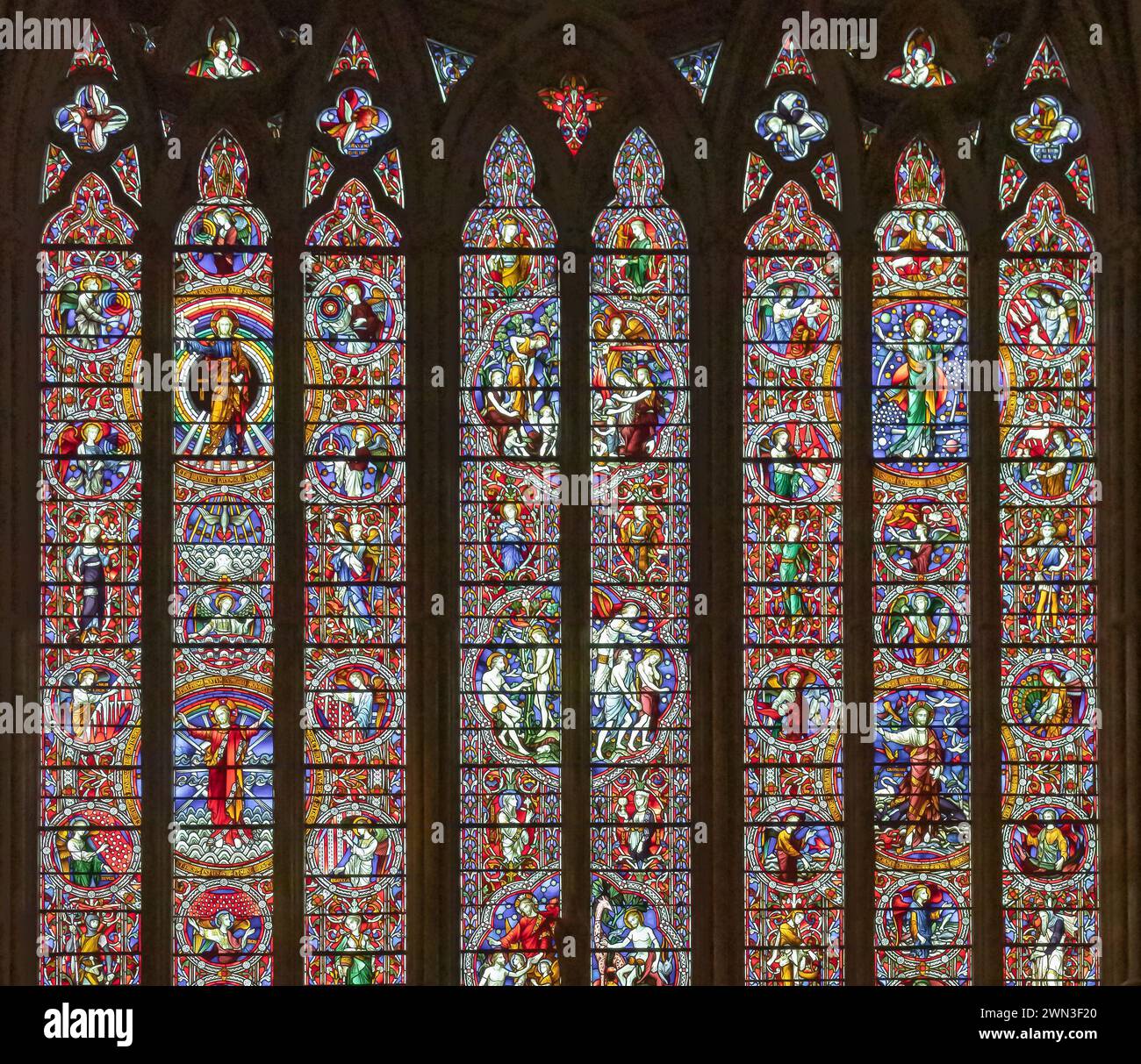 Una splendida vetrata raffigurante scene religiose situata nella cattedrale di Worcester. Cristianesimo, religione, concetto di fede. Foto Stock