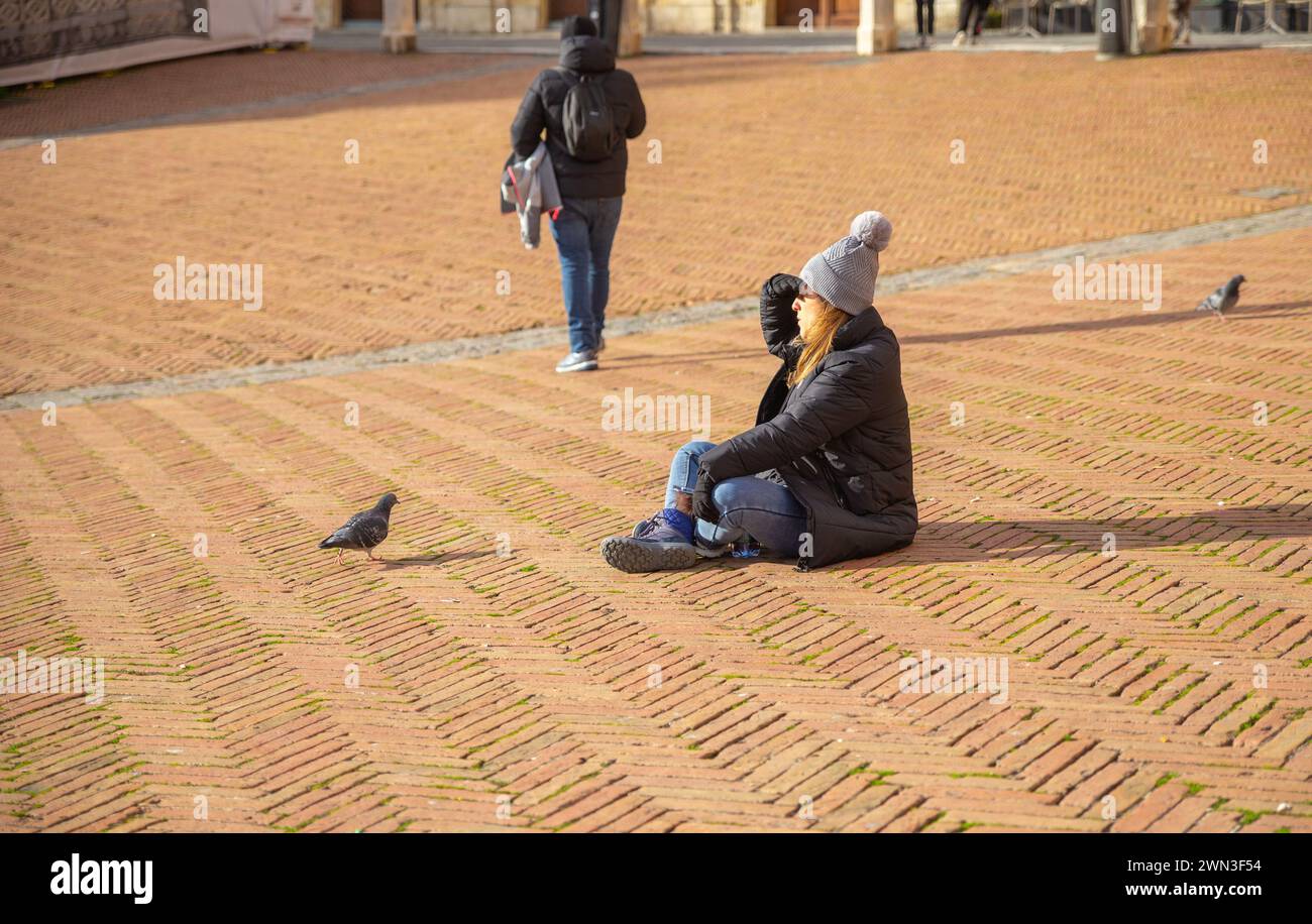 Siena, Italia – 08 gennaio 2024: Turisti che camminano per strada durante il tramonto Foto Stock