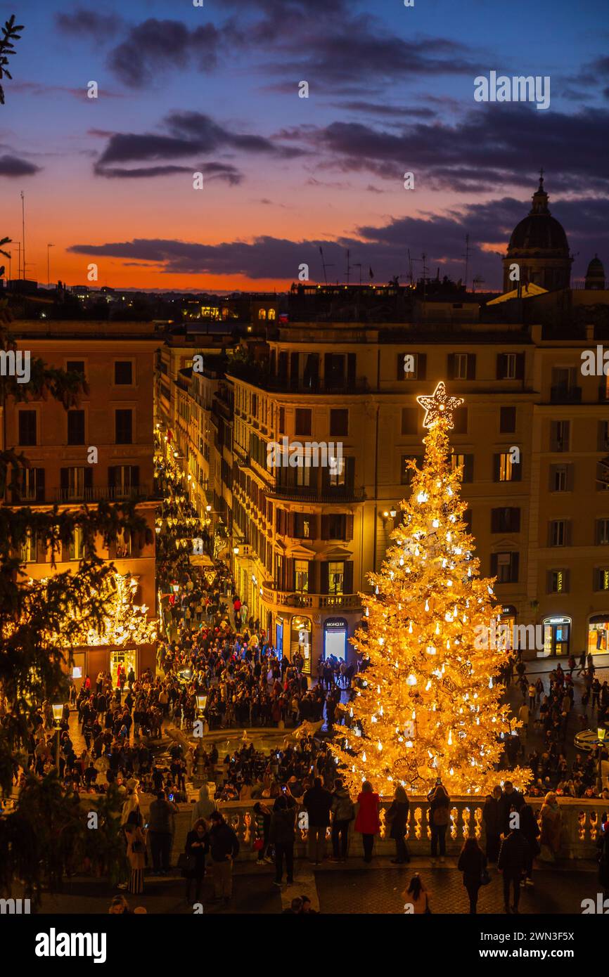 Piazza di Spagna con albero di Natale al tramonto durante il periodo natalizio a Roma, Italia Foto Stock