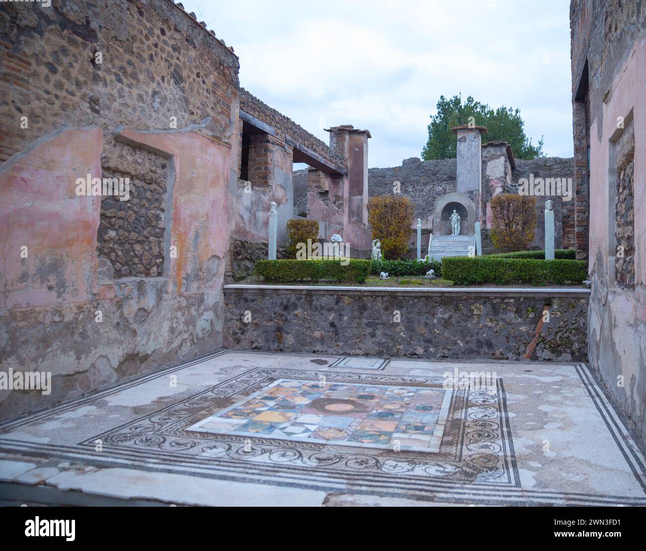 Un cortile nelle antiche rovine di Pompei, in Italia Foto Stock