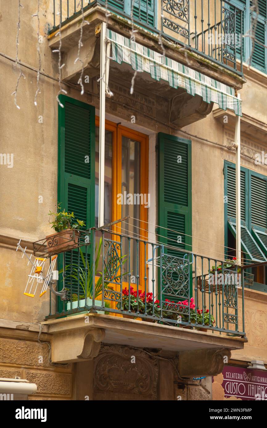 Un tipico balcone italiano con fiori, Italia Foto Stock