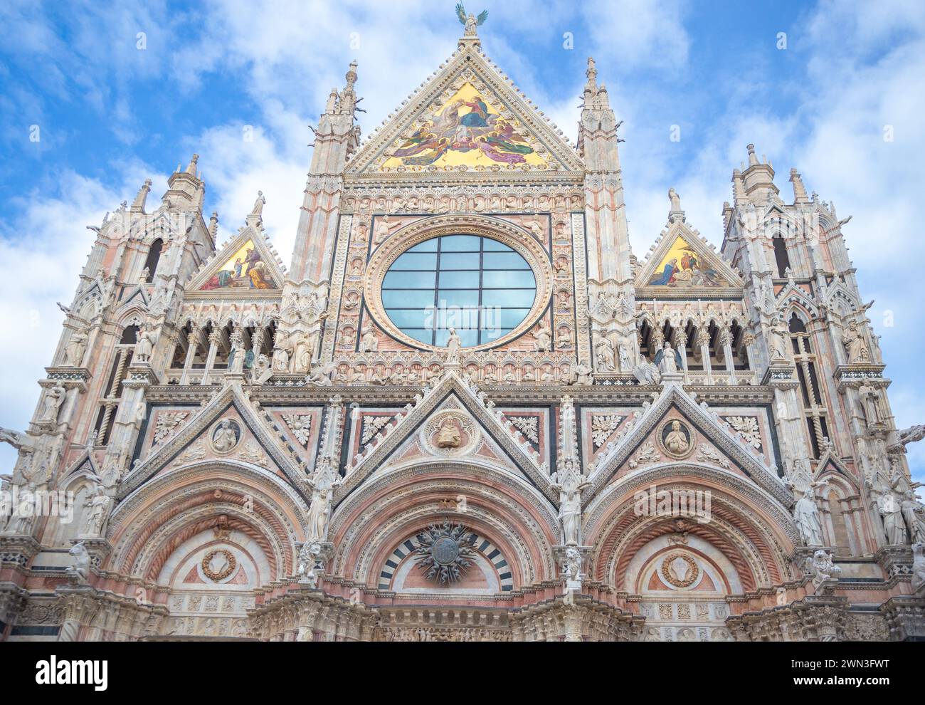 La vista frontale della cattedrale di Siena, Italia Foto Stock