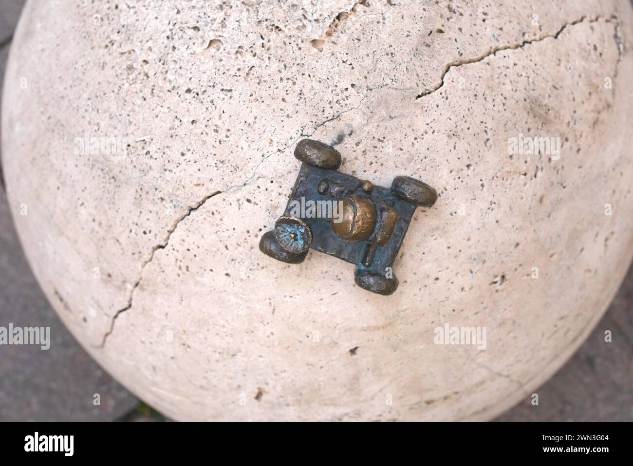 Lunar Rover una mini statua in bronzo dello scultore ungherese ucraino, Mihaly Kolodko, Hold utca (Hold Street), Budapest, Ungheria Foto Stock