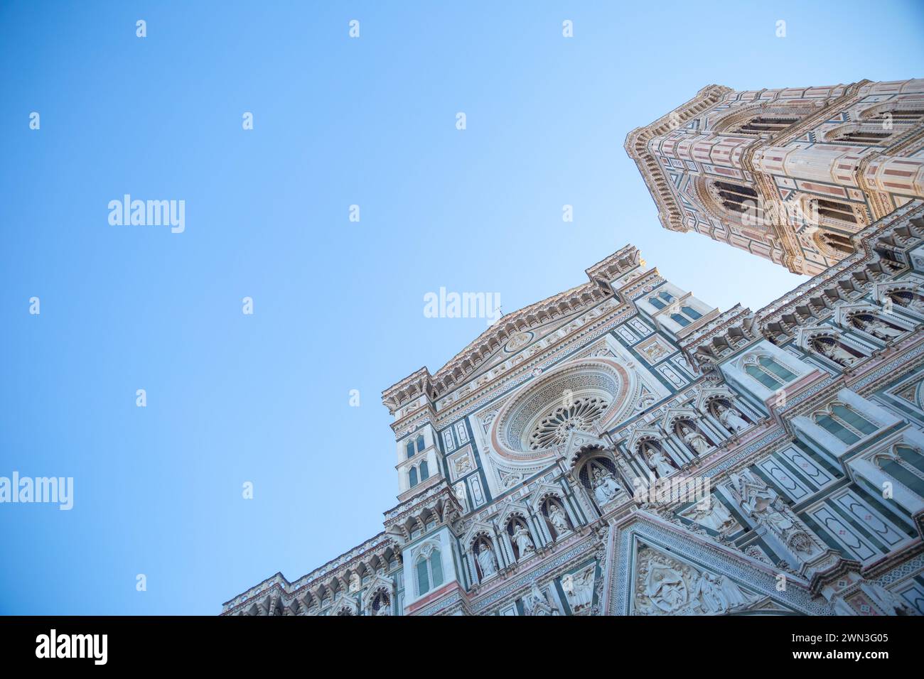 Guarda in alto la Cattedrale di Santa Maria del Fiore con il cielo azzurro, Firenze, Italia Foto Stock