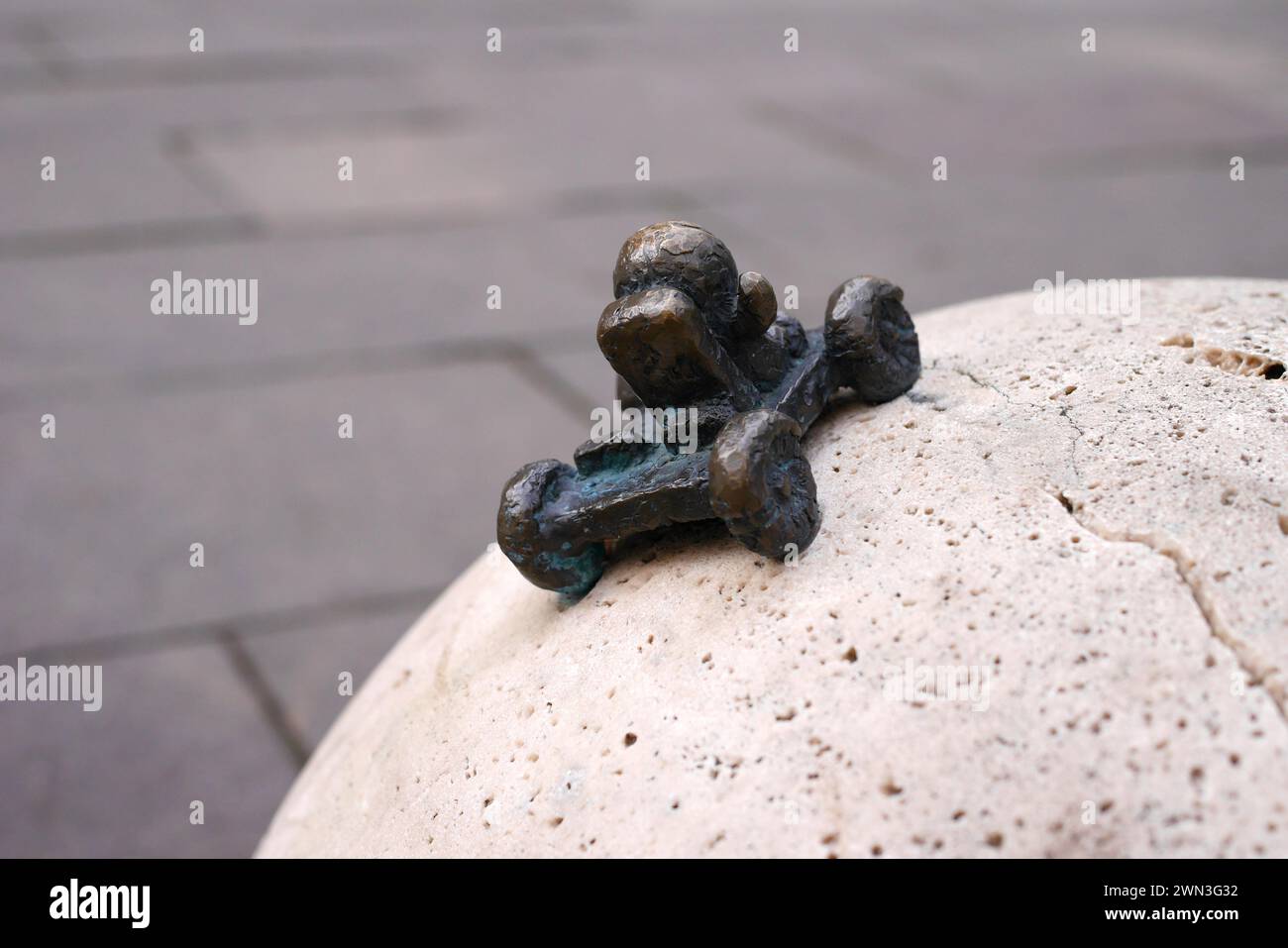 Lunar Rover una mini statua in bronzo dello scultore ungherese ucraino, Mihaly Kolodko, Hold utca (Hold Street), Budapest, Ungheria Foto Stock