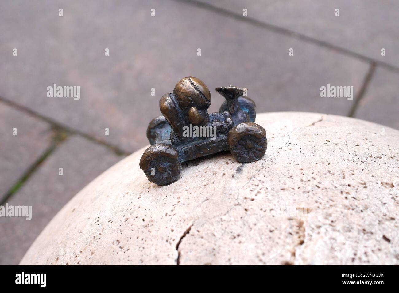 Lunar Rover una mini statua in bronzo dello scultore ungherese ucraino, Mihaly Kolodko, Hold utca (Hold Street), Budapest, Ungheria Foto Stock