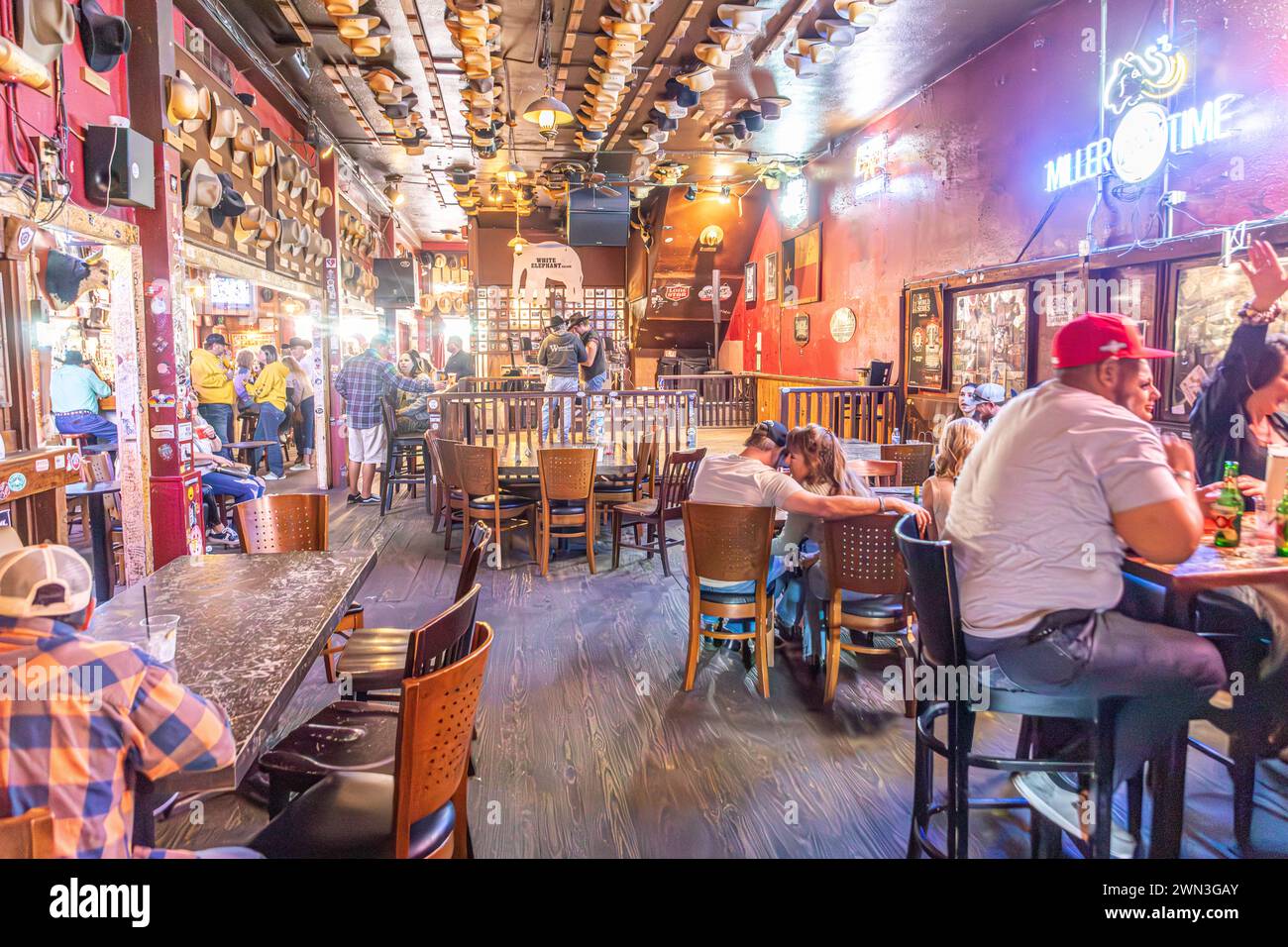 Fort Worth, Stati Uniti - 4 novembre 2023: Le persone apprezzano lo stile occidentale in un saloon nell'area dei magazzini di Fort Worth. Foto Stock