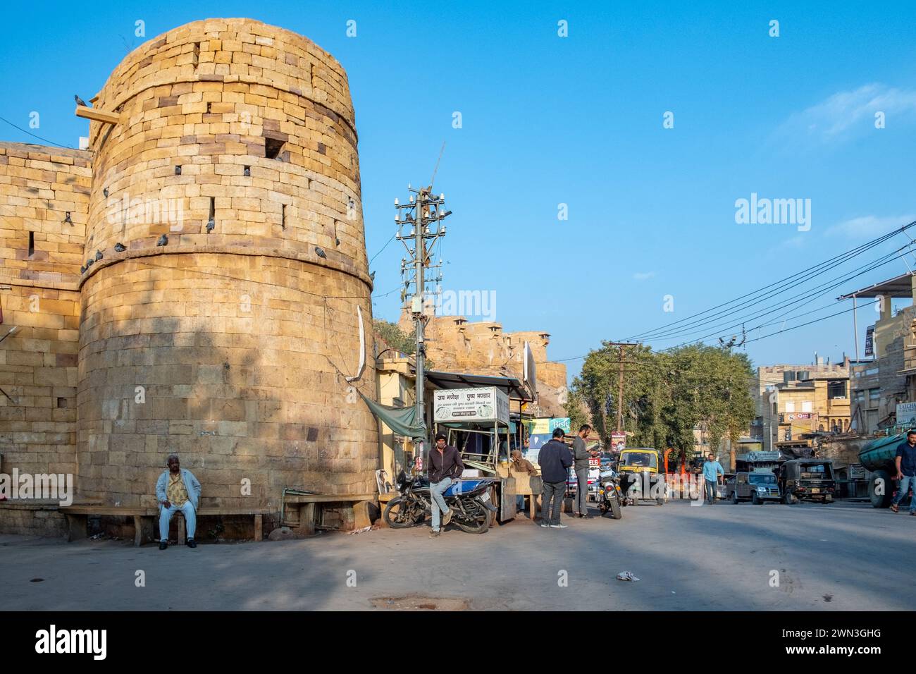 Jaisalmer, India - 12 febbraio 2024: Vista dello storico forte di Jaisalmer nel Rajasthan con bancarelle di cibo dei banchi presso la grande parete circostante di Foto Stock