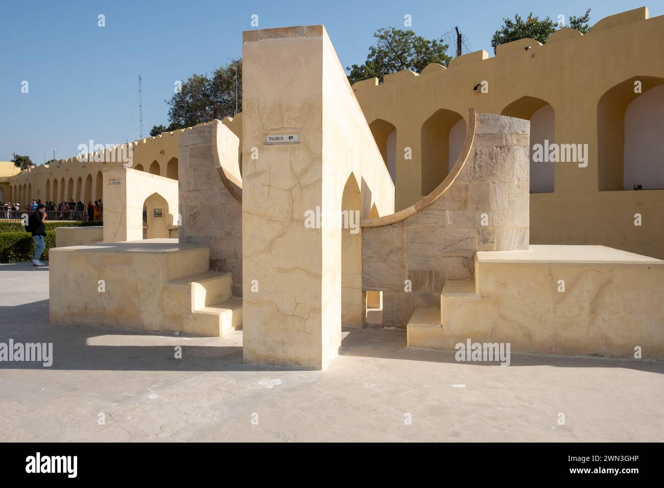 Jaipur, India - 19 febbraio 2024: Strumenti astronomici presso l'osservatorio Jantar Mantar, Jaipur, India Foto Stock