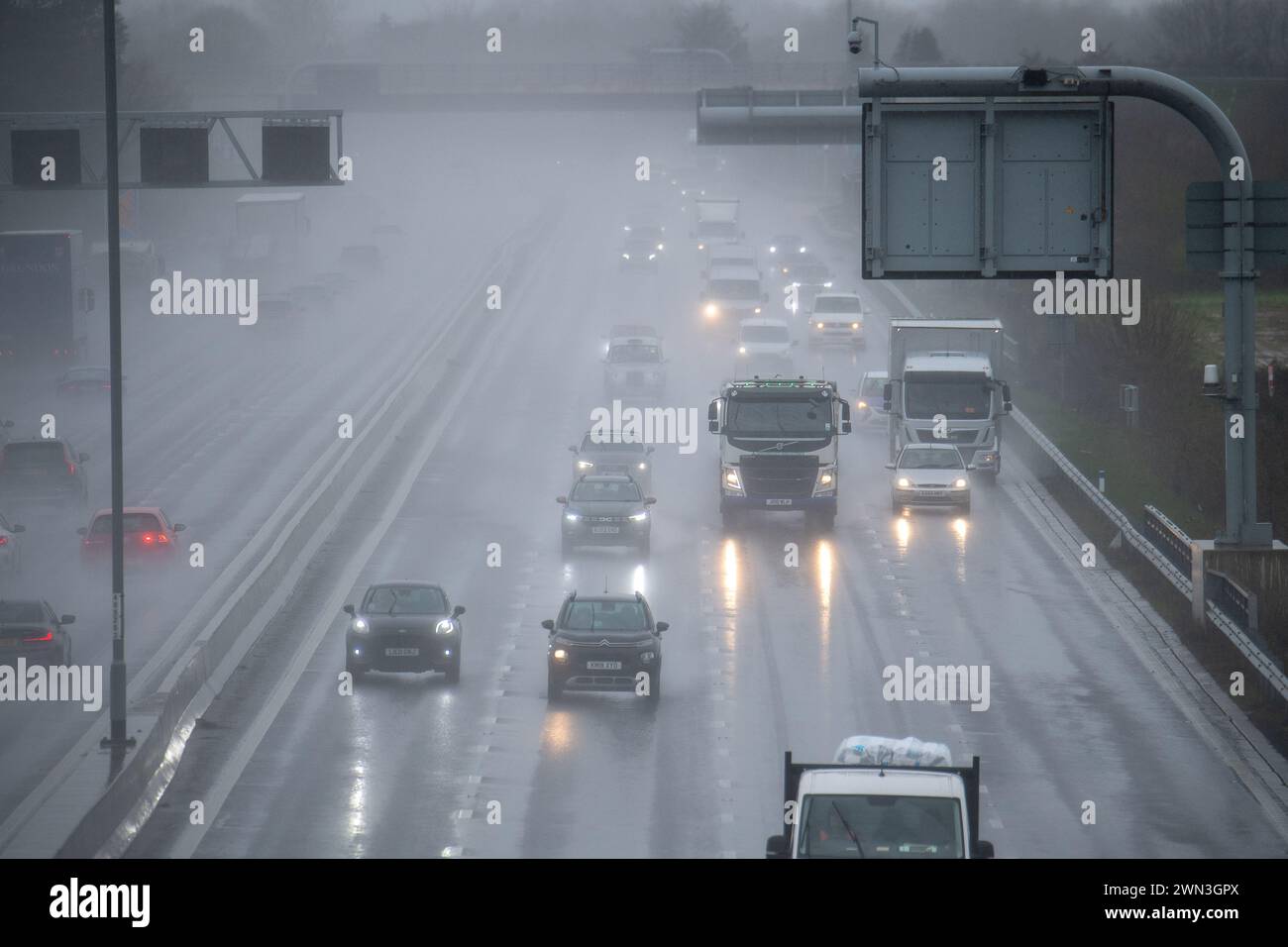 Taplow, Buckinghamshire, Regno Unito. 29 febbraio 2024. È stata una mattinata orribile per i piloti sulla M4 Smart Motorway a Taplow, nel Buckinghamshire, a causa degli spruzzi e della pioggia battente. Un avviso meteorologico giallo del MET Office per la pioggia è stato emesso per l'Inghilterra meridionale da mezzanotte fino alle 15,00 di domani. Crediti: Maureen McLean/Alamy Live News Foto Stock